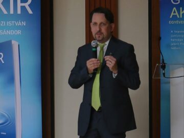 Magán: [ID: WYwU7kIqb5U] Youtube Automatic