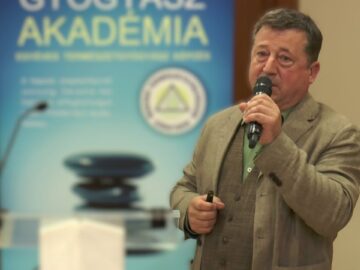 Magán: [ID: YxzR7xFdh3M] Youtube Automatic